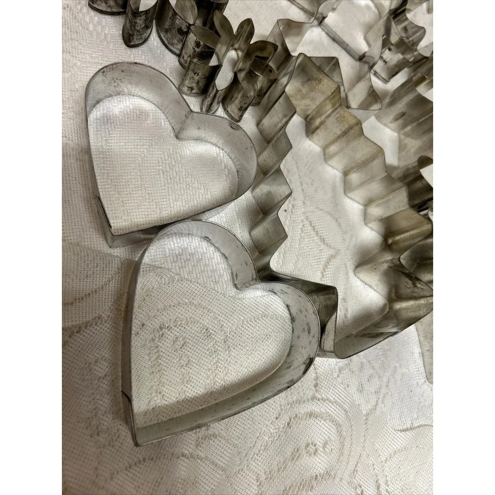 Lot of 13 Vintage Tin Cookie Cutters, Christmas Easter Everyday Ginger Bread‎